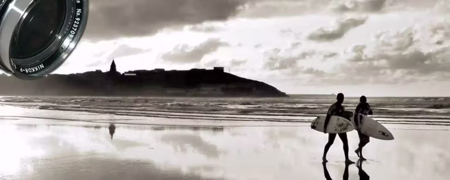 Surfistas en la playa con lente fotográfica